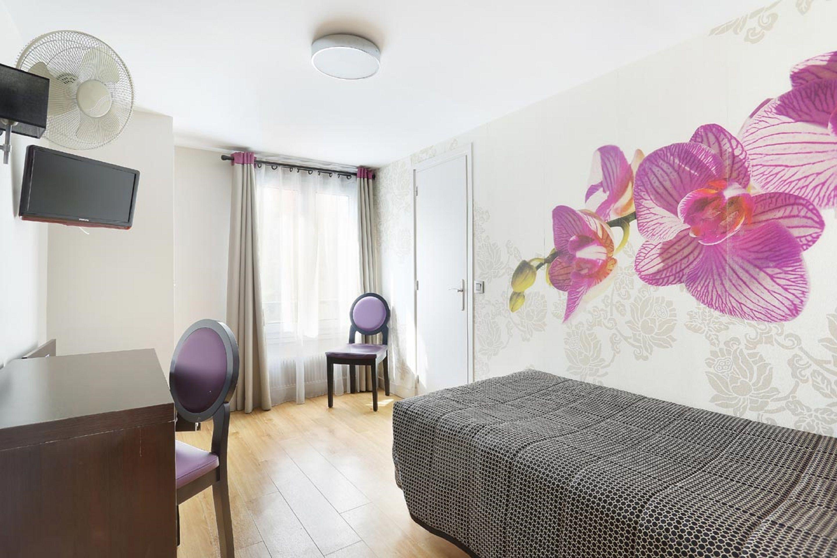 De La Boetie 4* Paris